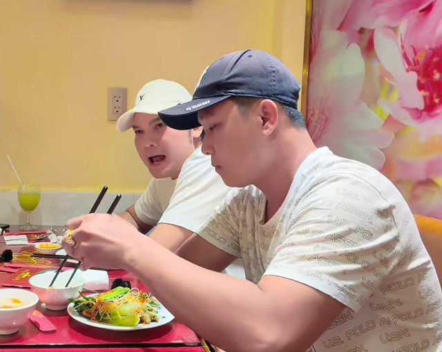 Nam NSƯT từ Mỹ về: "Kh&ocirc;ng c&oacute; tiền nửa ng&agrave;y th&ocirc;i l&agrave; kh&oacute;c ngay" - Ảnh 2.