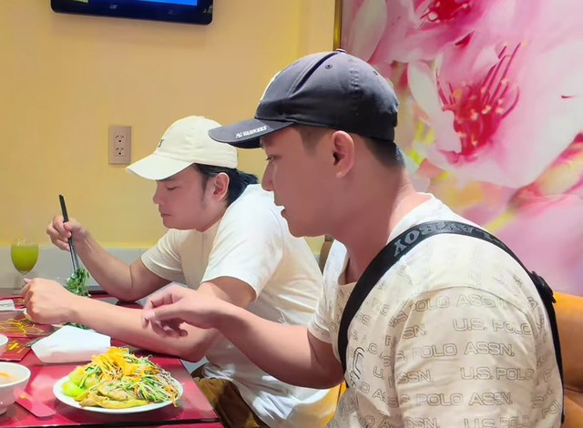 Nam NSƯT từ Mỹ về: "Kh&ocirc;ng c&oacute; tiền nửa ng&agrave;y th&ocirc;i l&agrave; kh&oacute;c ngay" - Ảnh 1.