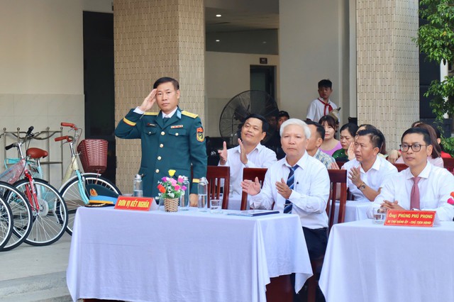 Trung đoàn PPK 224 chúc mừng các nhà trường khai giảng năm học mới - Ảnh 2.