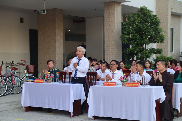 Trung đoàn PPK 224 chúc mừng các nhà trường khai giảng năm học mới - Ảnh 3.