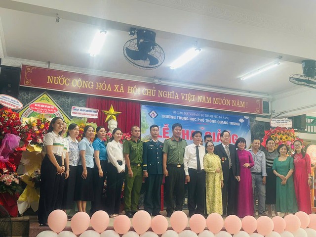 Trung đoàn PPK 224 chúc mừng các nhà trường khai giảng năm học mới - Ảnh 6.