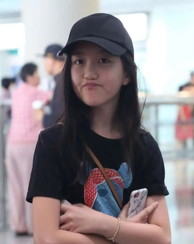 Con gái Vương Phi và Triệu Vy: Cùng điểm xuất phát nhưng cuộc đời lại rẽ sang 2 hướng - Ảnh 3.