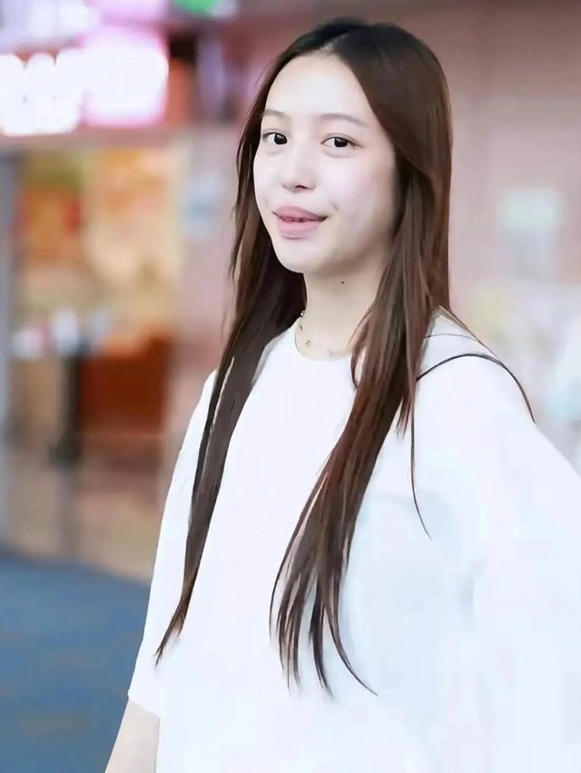Con gái Vương Phi và Triệu Vy: Cùng điểm xuất phát nhưng cuộc đời lại rẽ sang 2 hướng - Ảnh 5.