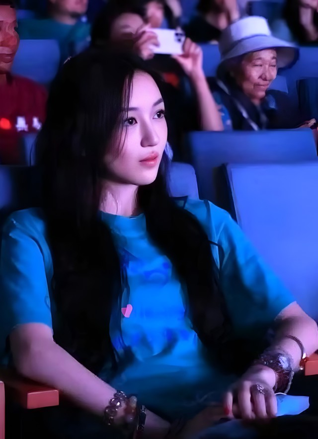 Con gái Vương Phi và Triệu Vy: Cùng điểm xuất phát nhưng cuộc đời lại rẽ sang 2 hướng - Ảnh 7.