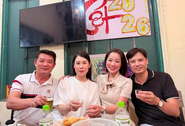 Nữ chính "Nhật ký Vàng Anh" thân thiết bên Giám đốc Nhà hát Kịch Hà Nội và loạt sao Việt - Ảnh 2.