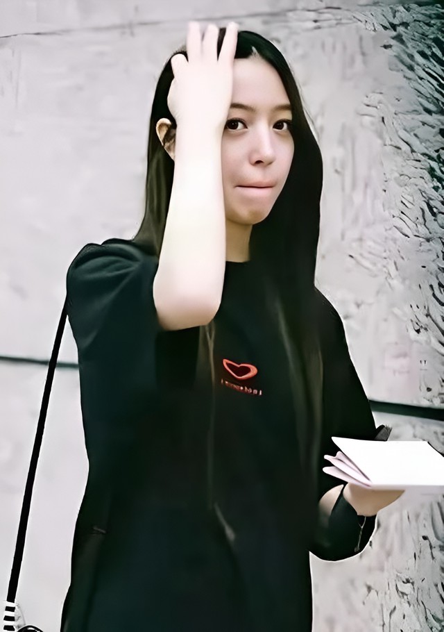 Con gái Vương Phi và Triệu Vy: Cùng điểm xuất phát nhưng cuộc đời lại rẽ sang 2 hướng - Ảnh 8.