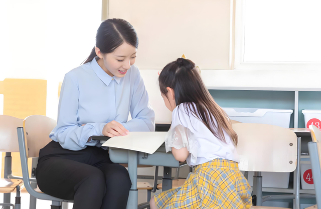 Từ hôm đi họp phụ huynh về, chồng tôi cứ ngẩn ngơ, đến khi tình cờ gặp lại bạn cũ, tôi mới biết nguyên nhân- Ảnh 1.