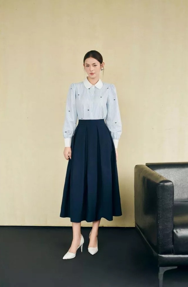 Sale 9 / 9: 9 Mẫu áo sơ mi đẹp phối quần jeans và chân váy cực Chất - Ảnh 12. Sale 9 / 9: 9 Mẫu áo sơ mi đẹp phối quần jeans và chân váy cực Chất - Ảnh 12.