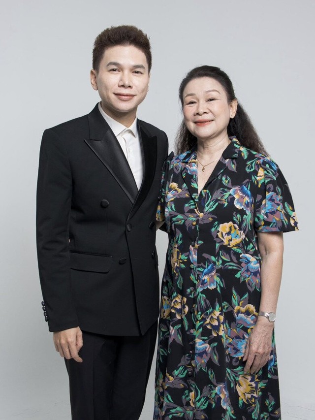 Mẹ l&agrave; c&ocirc; gi&aacute;o dạy nhạc cho cả showbiz, ca sĩ Việt cứ cất giọng c&oacute; ngay hit bự cả nước thuộc- Ảnh 1.
