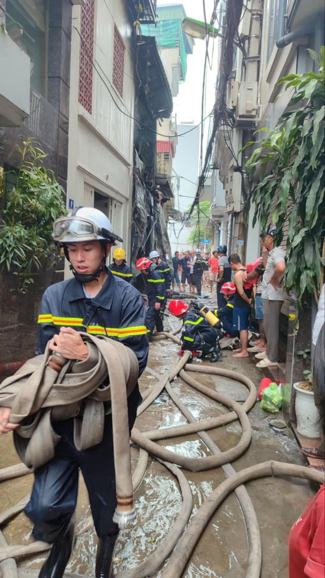 Hà Nội: Cháy lớn tại nhà dân ở Long Biên, cột khói cao hàng chục mét- Ảnh 4.