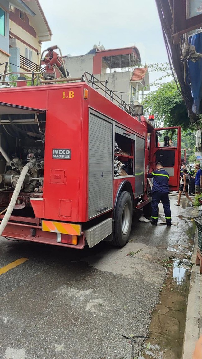 Hà Nội: Cháy lớn tại nhà dân ở Long Biên, cột khói cao hàng chục mét- Ảnh 3.