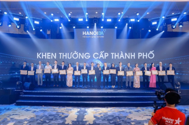 Công ty Máy tính Thánh Gióng nhận Bằng khen của UBND Thành phố Hà Nội vì đóng góp tích cực cho Hội Doanh nghiệp trẻ Hà Nội- Ảnh 2.