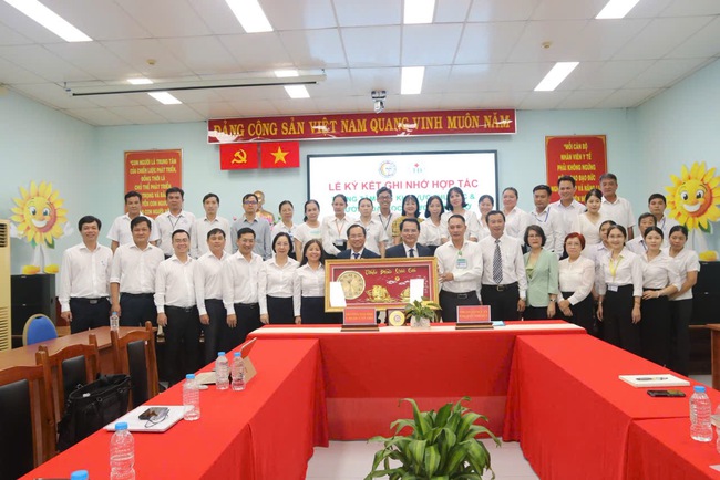 Trường Đại học Y Dược Cần Thơ và Trung tâm Y tế Khu vực Thủ Đức ký kết ghi nhớ hợp tác toàn diện trong đào tạo và nghiên cứu khoa học- Ảnh 4. Trường Đại học Y Dược Cần Thơ và Trung tâm Y tế Khu vực Thủ Đức ký kết ghi nhớ hợp tác toàn diện trong đào tạo và nghiên cứu khoa học- Ảnh 4.