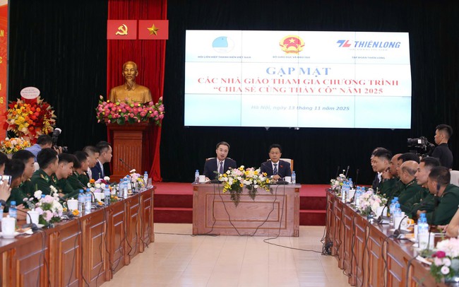 Trao bằng khen tặng 80 gương giáo viên chương trình “Chia sẻ cùng thầy cô” - Ảnh 1.