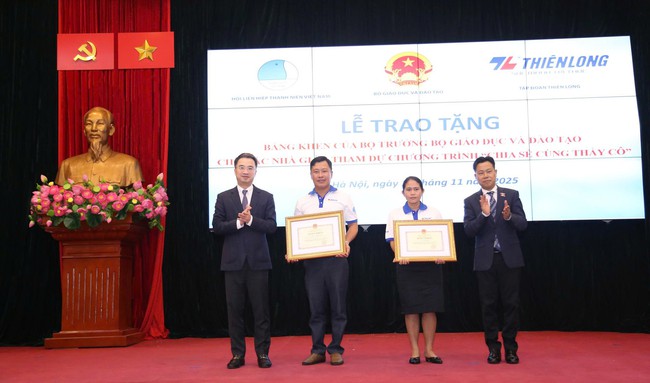 Trao bằng khen tặng 80 gương giáo viên chương trình “Chia sẻ cùng thầy cô” - Ảnh 2.