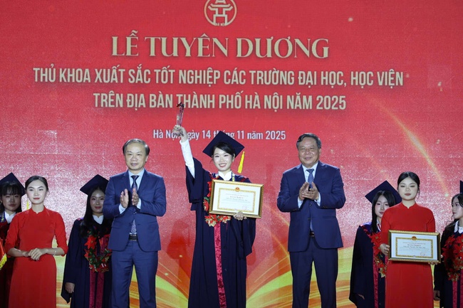 Tuyên dương Thủ khoa xuất sắc các trường đại học, học viện trên địa bàn Thủ đô Hà Nội năm 2025- Ảnh 2.