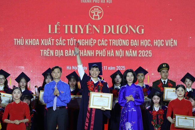 Tuyên dương Thủ khoa xuất sắc các trường đại học, học viện trên địa bàn Thủ đô Hà Nội năm 2025- Ảnh 3.