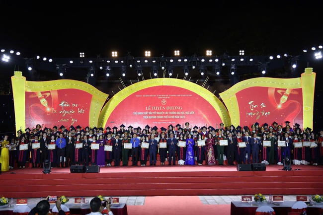 Tuyên dương Thủ khoa xuất sắc các trường đại học, học viện trên địa bàn Thủ đô Hà Nội năm 2025- Ảnh 4.