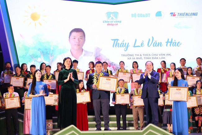 “Chia sẻ cùng thầy cô” năm 2025: Tuyên dương 80 giáo viên tiêu biểu công tác tại xã, phường, đặc khu vùng biên giới- Ảnh 4.