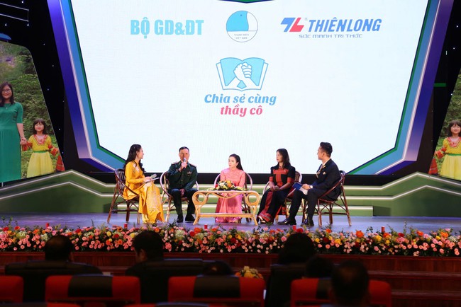 “Chia sẻ cùng thầy cô” năm 2025: Tuyên dương 80 giáo viên tiêu biểu công tác tại xã, phường, đặc khu vùng biên giới- Ảnh 5.