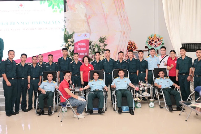 Tiểu đoàn trưởng, Chính trị viên và cán bộ chiến sĩ tham gia hiến máu
