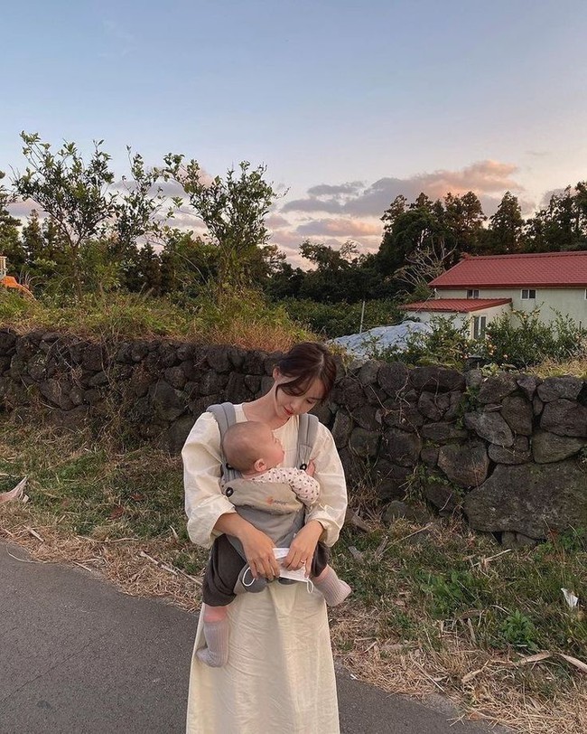 Ở nhà chăm con nhỏ, tiền không kiếm ra, nghề nghiệp chẳng có, tôi sống lúc nào cũng phải nhìn trước ngó sau- Ảnh 1.