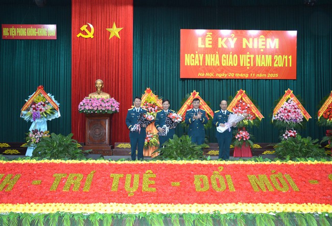 Thiếu tướng Trần Trọng Tuyến – Bí thư Đảng ủy, Chính ủy Học viện PK-KQ tặng hoa chúc mừng các đồng chí nhận Quyết định chức danh Phó Giáo sư năm 2025