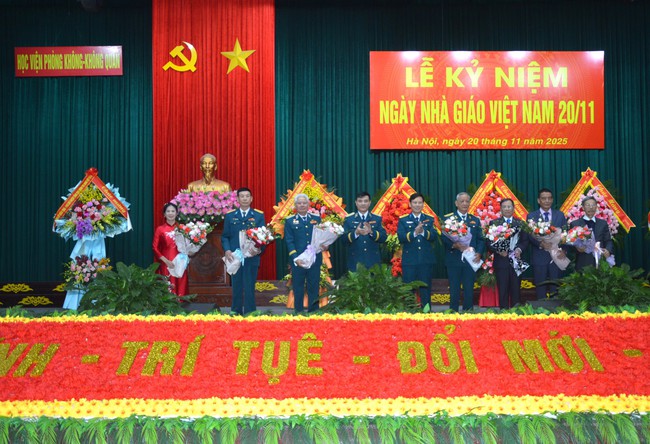 Thủ trưởng Học viện PK-KQ tặng hoa các đại biểu nguyên thủ trưởng Học viện là Giáo sư, Phó Giáo sư; cán bộ, giảng viên là Nhà giáo nhân dân, Nhà giáo ưu tú