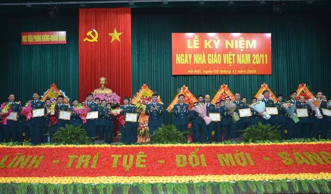 Thủ trưởng Học viện PK-KQ trao tặng danh hiệu “Giảng viên dạy giỏi cấp cơ sở” cho các giảng viên.