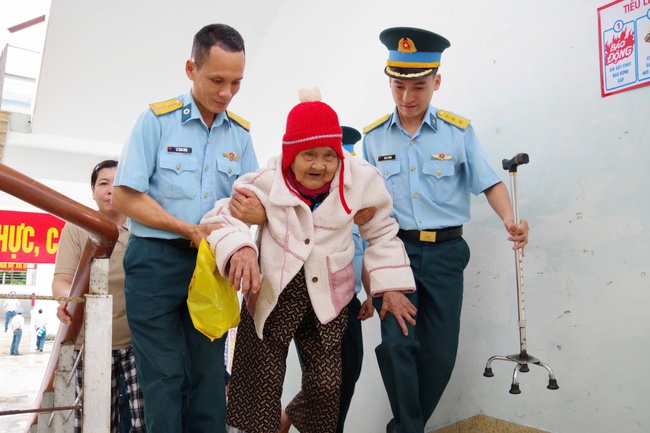 Sư đoàn 377 điểm tựa bình yên trong mưa lũ- Ảnh 2.