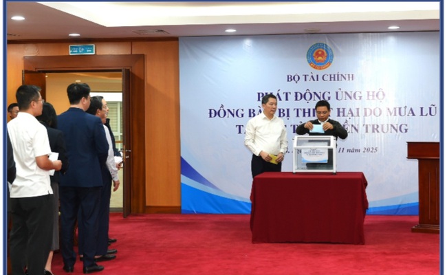 Bộ trưởng Nguyễn Văn Thắng ủng hộ đồng bào

 miền Trung, Tây Nguyên bị thiệt hại do mưa lũ