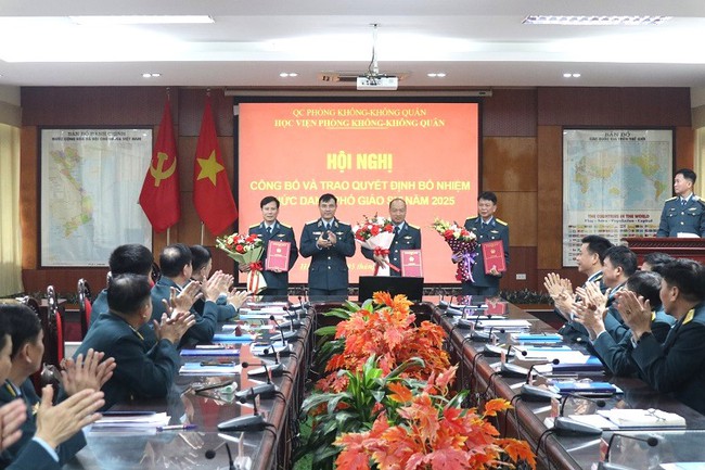 Học viện Phòng không - Không quân công bố và trao quyết định bổ nhiệm chức danh Phó giáo sư năm 2025- Ảnh 1. Học viện Phòng không - Không quân công bố và trao quyết định bổ nhiệm chức danh Phó giáo sư năm 2025- Ảnh 1.