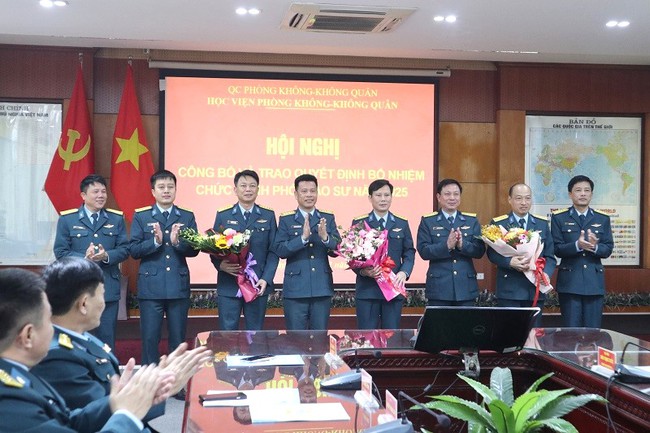 Học viện Phòng không - Không quân công bố và trao quyết định bổ nhiệm chức danh Phó giáo sư năm 2025- Ảnh 2. Học viện Phòng không - Không quân công bố và trao quyết định bổ nhiệm chức danh Phó giáo sư năm 2025- Ảnh 2.