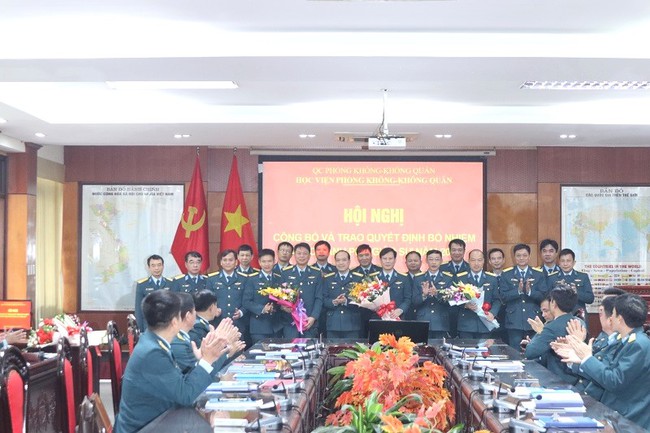 Học viện Phòng không - Không quân công bố và trao quyết định bổ nhiệm chức danh Phó giáo sư năm 2025- Ảnh 3. Học viện Phòng không - Không quân công bố và trao quyết định bổ nhiệm chức danh Phó giáo sư năm 2025- Ảnh 3.