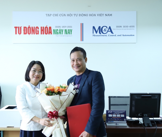 Tổng Bi&ecirc;n tập Trần Thị Giang trao quyết định bổ nhiệm chức vụ Trưởng VPĐD Tạp ch&iacute; Tự động h&oacute;a Ng&agrave;y nay tại Th&agrave;nh phố Hồ Ch&iacute; Minh cho nh&agrave; b&aacute;o L&ecirc; Viết Cường