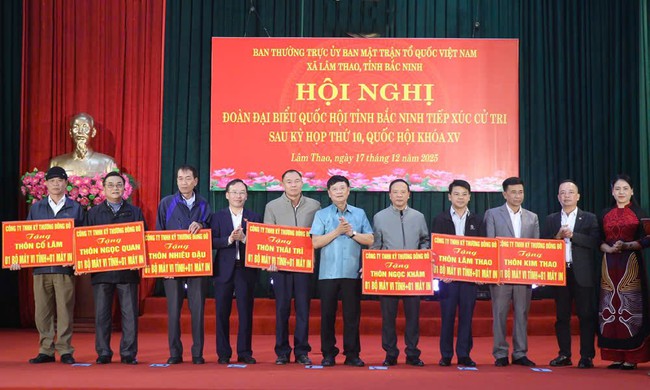 
Trao tặng 17 bộ m&aacute;y t&iacute;nh - chung tay th&uacute;c đẩy chuyển đổi số tại x&atilde; L&acirc;m Thao tỉnh Bắc Ninh - Ảnh 1.