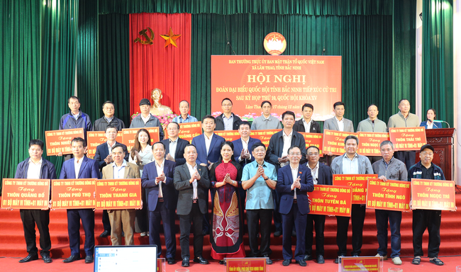 
Trao tặng 17 bộ m&aacute;y t&iacute;nh - chung tay th&uacute;c đẩy chuyển đổi số tại x&atilde; L&acirc;m Thao tỉnh Bắc Ninh - Ảnh 2.