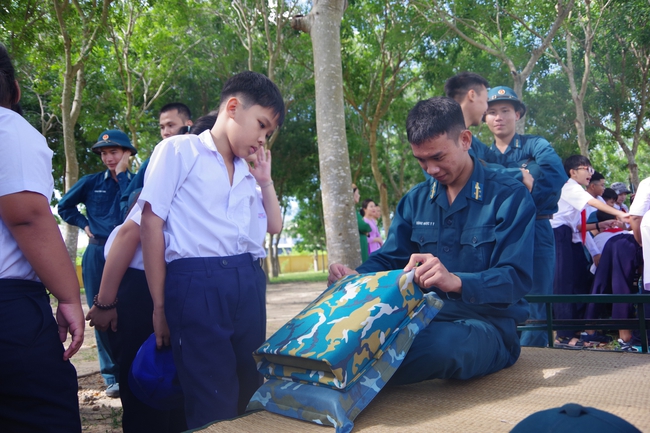 Trung đo&agrave;n 274 tổ chức chương tr&igrave;nh &ldquo;Ch&uacute;ng ch&aacute;u v&agrave; ch&uacute; bộ đội&rdquo; - Ảnh 2.