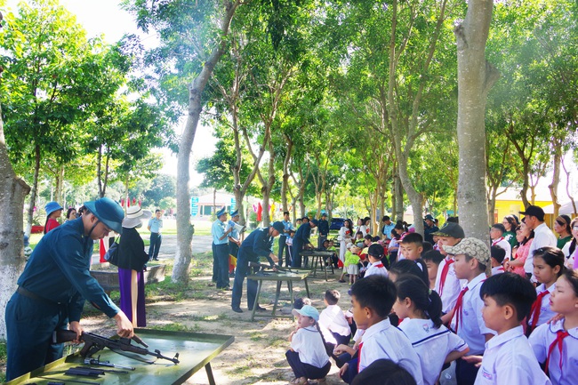 Trung đo&agrave;n 274 tổ chức chương tr&igrave;nh &ldquo;Ch&uacute;ng ch&aacute;u v&agrave; ch&uacute; bộ đội&rdquo; - Ảnh 3.