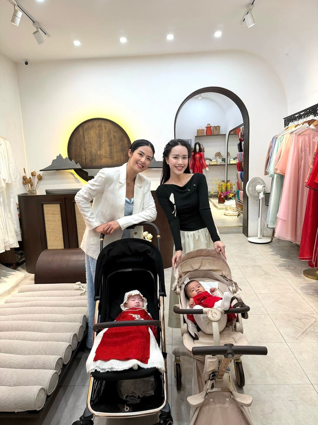 MC Ng&ocirc; Mai Phương v&agrave; hoa hậu Ngọc H&acirc;n đưa con d&acirc;u - con rể đi giao lưu, nhưng nhan sắc của 2 b&agrave; th&ocirc;ng gia n&agrave;y 