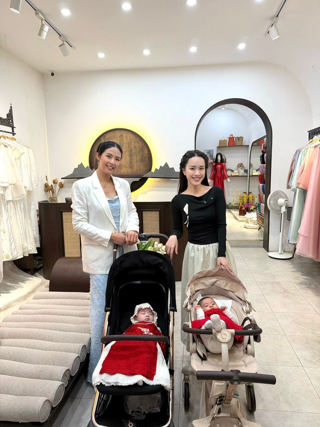 MC Ng&ocirc; Mai Phương v&agrave; hoa hậu Ngọc H&acirc;n đưa con d&acirc;u - con rể đi giao lưu, nhưng nhan sắc của 2 b&agrave; th&ocirc;ng gia n&agrave;y 