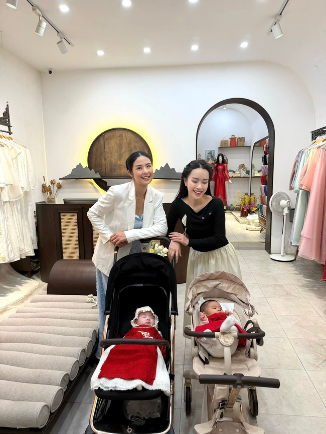 MC Ng&ocirc; Mai Phương v&agrave; hoa hậu Ngọc H&acirc;n đưa con d&acirc;u - con rể đi giao lưu, nhưng nhan sắc của 2 b&agrave; th&ocirc;ng gia n&agrave;y 