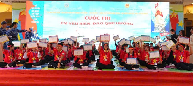 Học sinh trả lời c&acirc;u hỏi tại cuộc thi
