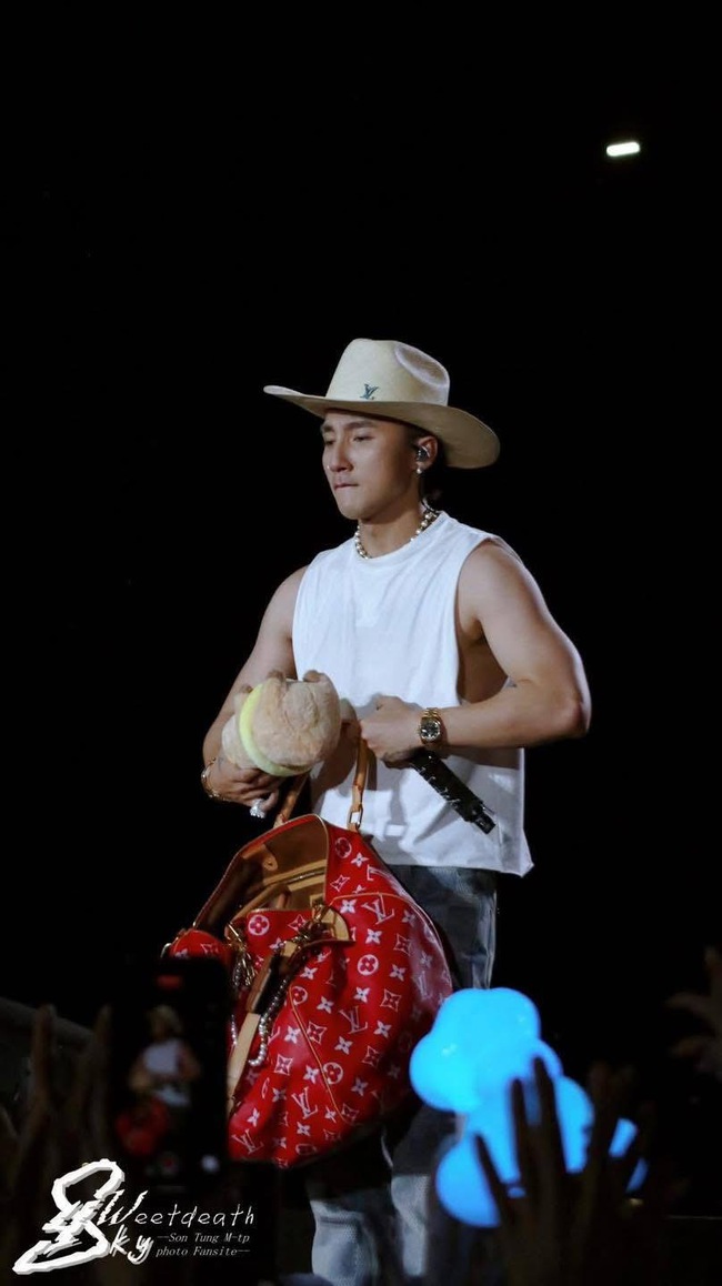 Sơn Tùng mang “túi ba gang” hơn 300 triệu đồng tặng fan 1 món quà cực đặc biệt- Ảnh 7. Sơn Tùng mang “túi ba gang” hơn 300 triệu đồng tặng fan 1 món quà cực đặc biệt- Ảnh 7.