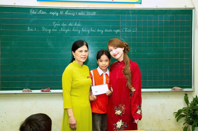 Nhàn như Hòa Minzy: Diễn Bắc Bling được “đội quân chưa mọc răng” hát “long trời lở đất” không trật nhịp nào- Ảnh 7. Nhàn như Hòa Minzy: Diễn Bắc Bling được “đội quân chưa mọc răng” hát “long trời lở đất” không trật nhịp nào- Ảnh 7.