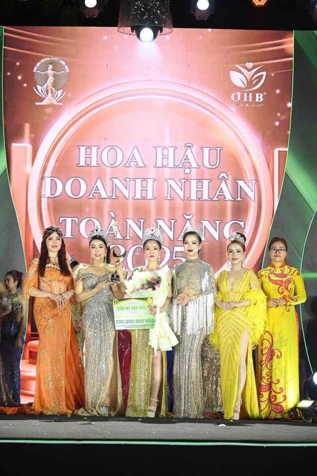 Nữ thạc sĩ sở hữu vòng eo con kiến đăng quang Hoa hậu Doanh nhân Toàn Năng- Ảnh 3. Nữ thạc sĩ sở hữu vòng eo con kiến đăng quang Hoa hậu Doanh nhân Toàn Năng- Ảnh 3.