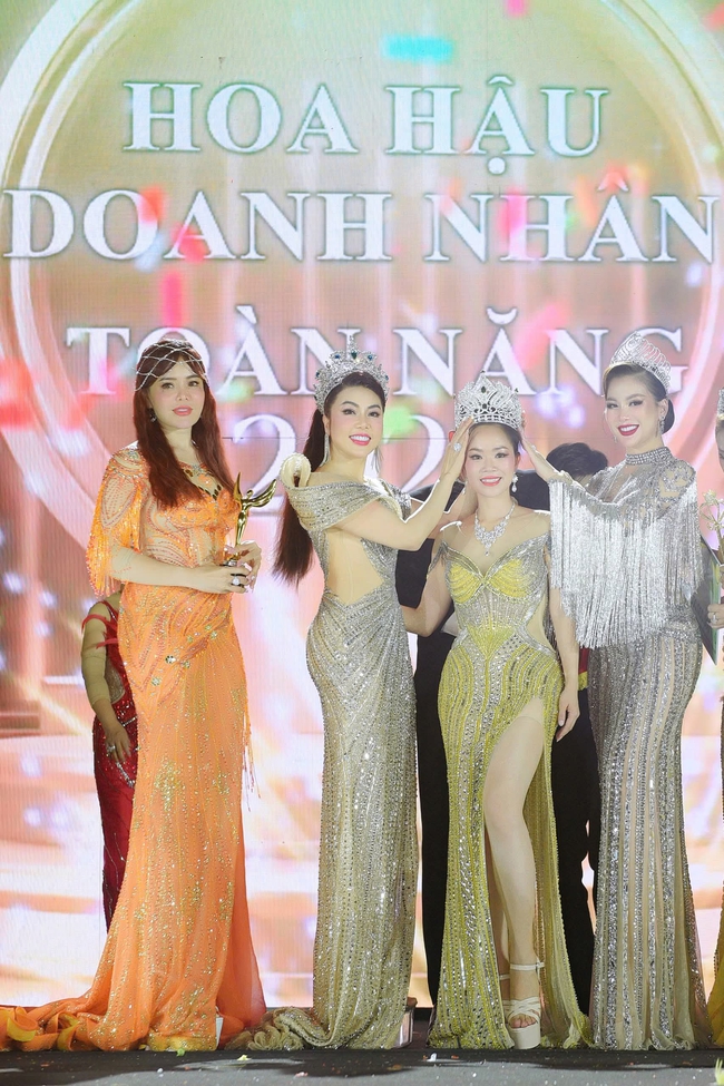 Nữ thạc sĩ sở hữu vòng eo con kiến đăng quang Hoa hậu Doanh nhân Toàn Năng- Ảnh 2. Nữ thạc sĩ sở hữu vòng eo con kiến đăng quang Hoa hậu Doanh nhân Toàn Năng- Ảnh 2.