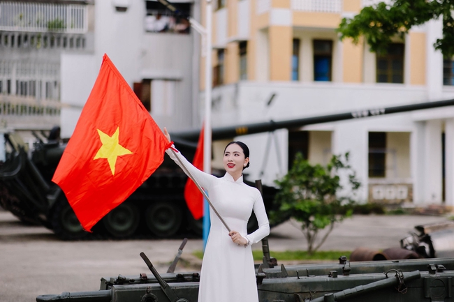 Hoa hậu Trương Linh diện áo dài, cầm cờ Tổ quốc tự hào hướng về ngày 30/4- Ảnh 4.