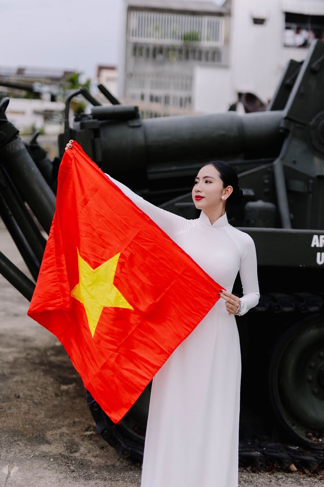 Hoa hậu Trương Linh diện áo dài, cầm cờ Tổ quốc tự hào hướng về ngày 30/4- Ảnh 3.