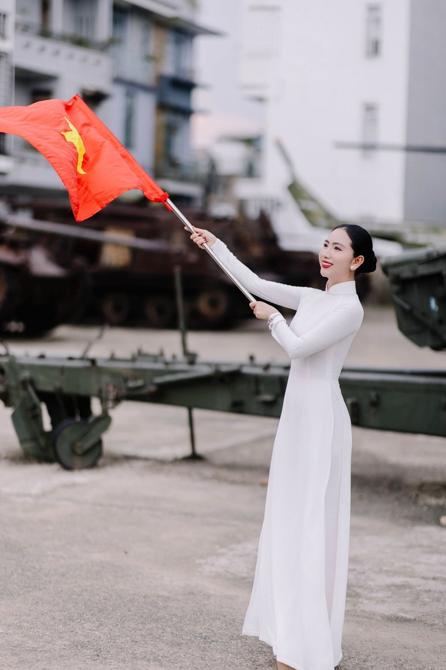 Hoa hậu Trương Linh diện áo dài, cầm cờ Tổ quốc tự hào hướng về ngày 30/4- Ảnh 1.